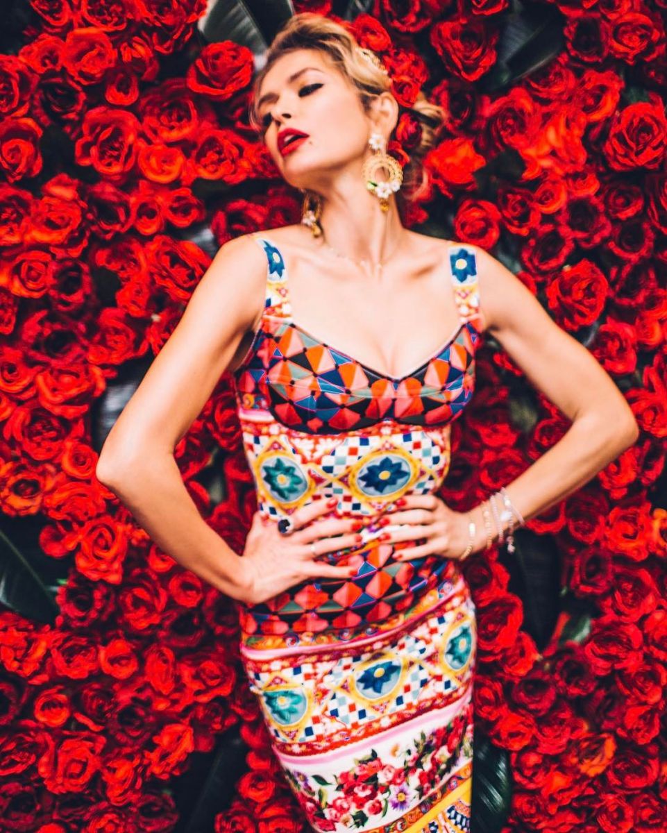 Вера Брежнева отгуляла свой день рождения в платье Dolce & Gabbana