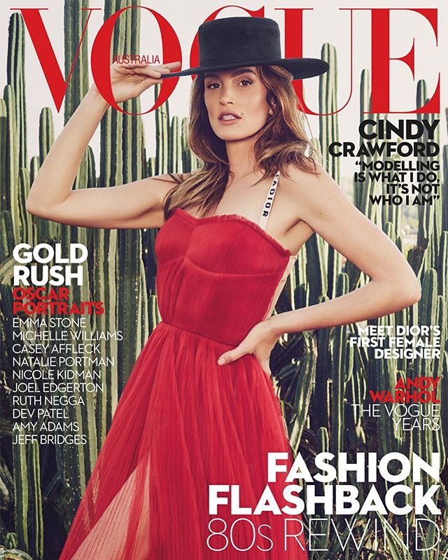Синди Кроуфорд в шляпе и платье-корсете блистает на обложке Vogue