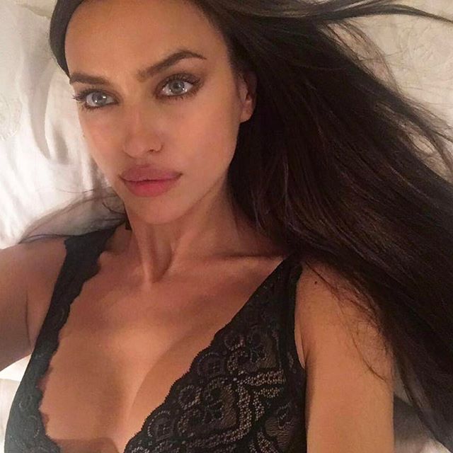 Ирина Шейк впервые после родов опубликовала фото в купальнике