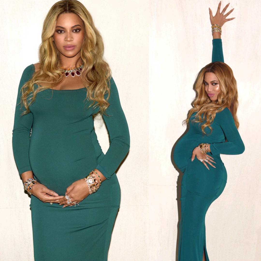 Беременная Бейонсе позирует в облегающем изумрудном платье