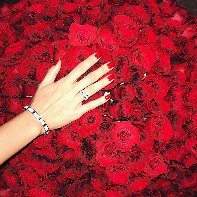 Букет красных роз с кольцом
