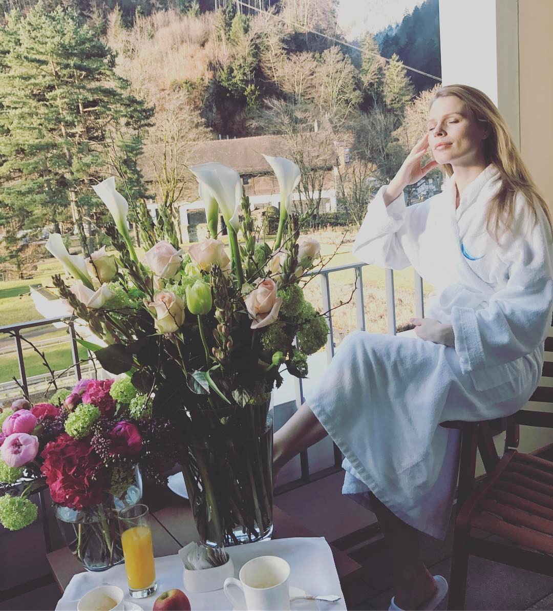 Беременная третьим ребенок Ольга Фреймут поделилось первым фото с заметно округлившимся животом