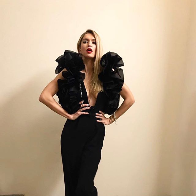 Вот это вырез! Вера Брежнева восхитила ошеломляющим декольте