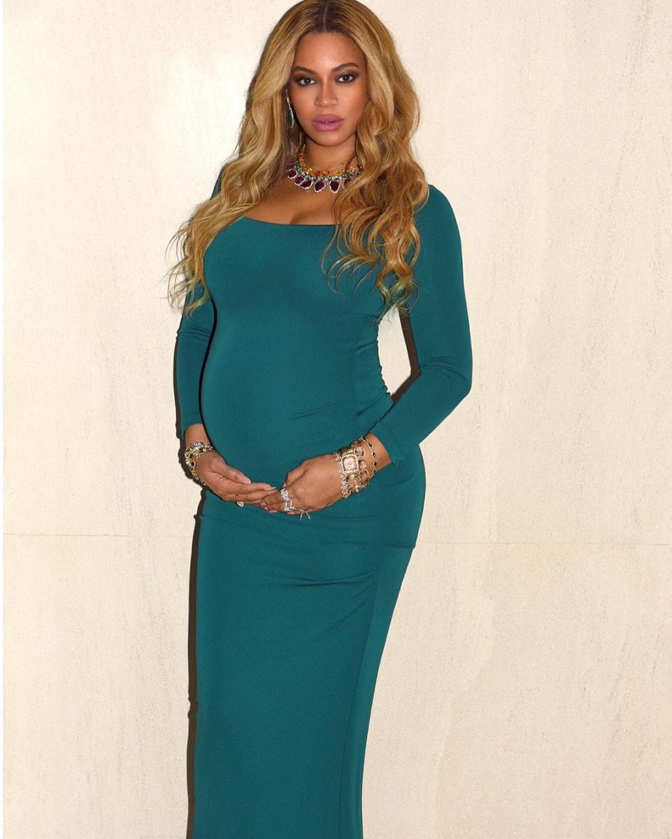 Беременная Бейонсе позирует в облегающем изумрудном платье