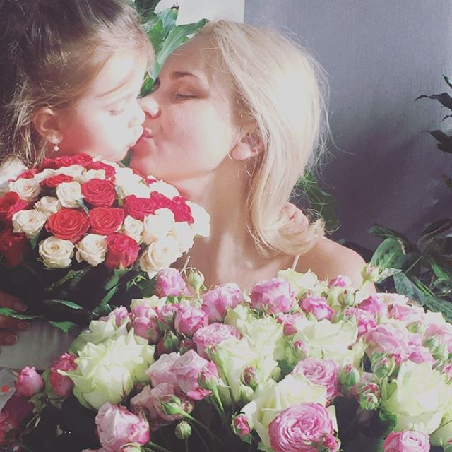 Девочки в белом: Лилия Ребрик позирует с малышкой дочерью