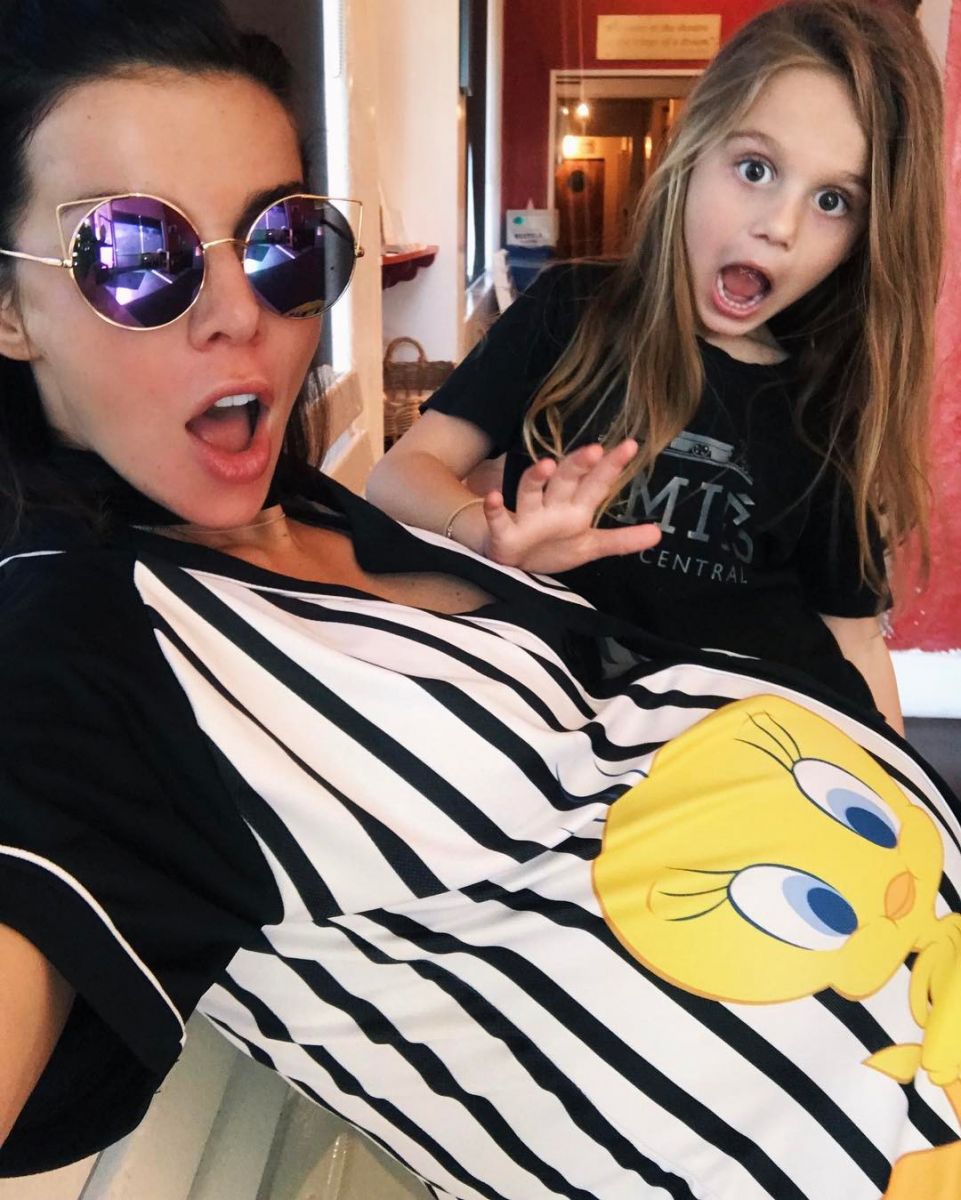 Фото дня: Анна Седокова после родов позирует с дочками в больнице