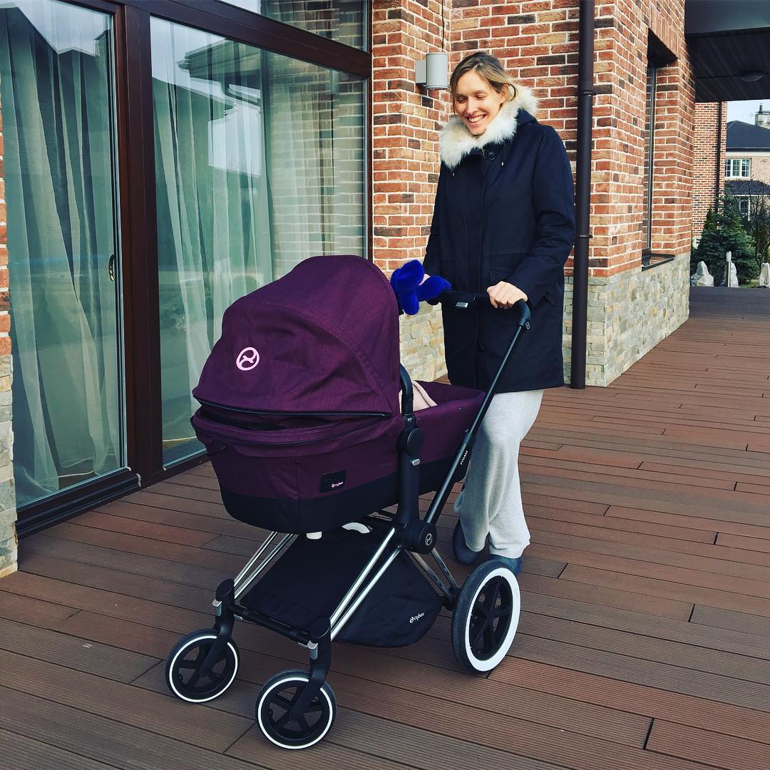 Супер-мама: Катя Осадчая готовит после работы на свой шикарной кухне