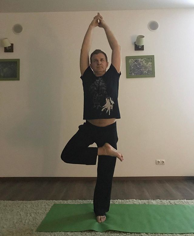 Фотофакт: Юрий Горбунов занимается йогой