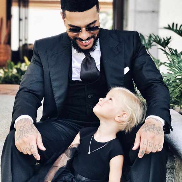 Трехлетняя дочь Тимати искренне и трогательно поздравила папу с днем рождения