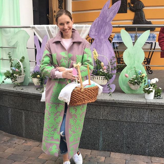 Куличи и семейные застолья: как звезды отпраздновали Пасху