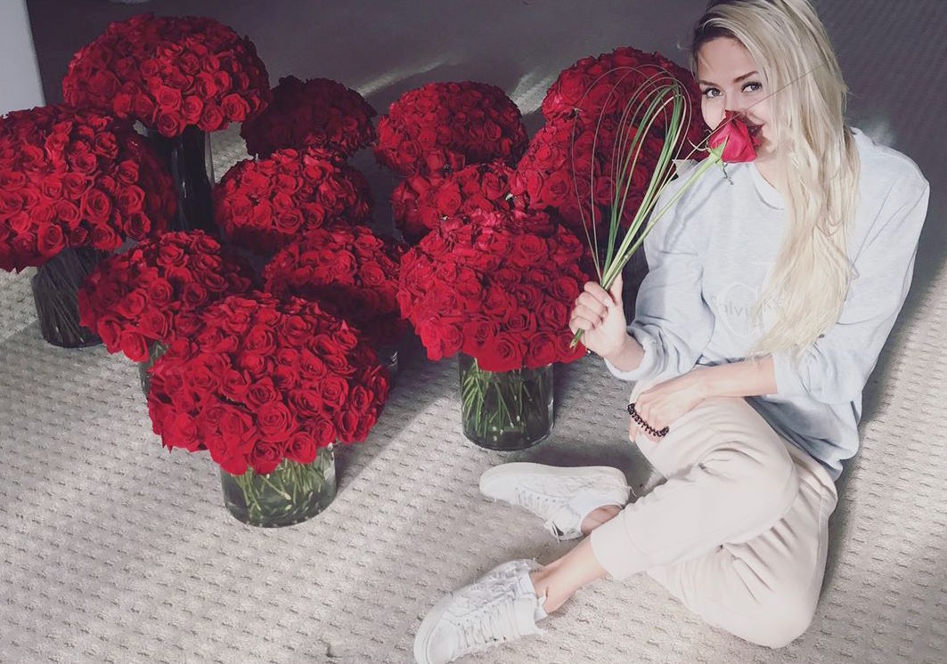 Это любовь: Виктория Боня похвасталась огромными букетами из белых роз