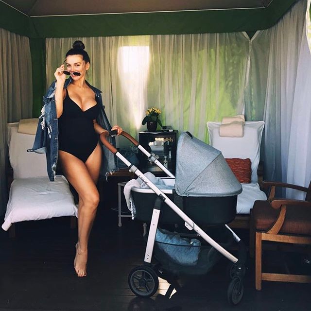 Первые прогулки вчетвером: Анна Седокова гуляет с детьми