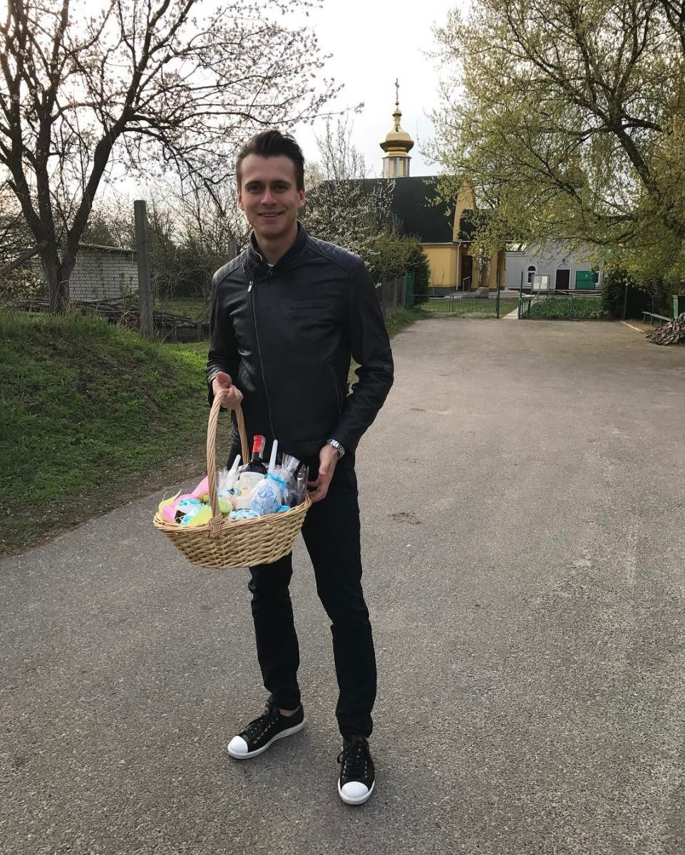 Куличи и семейные застолья: как звезды отпраздновали Пасху