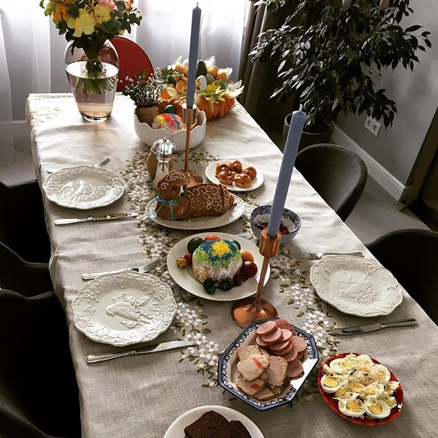 Куличи и семейные застолья: как звезды отпраздновали Пасху