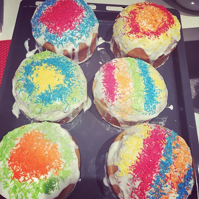 Куличи и семейные застолья: как звезды отпраздновали Пасху