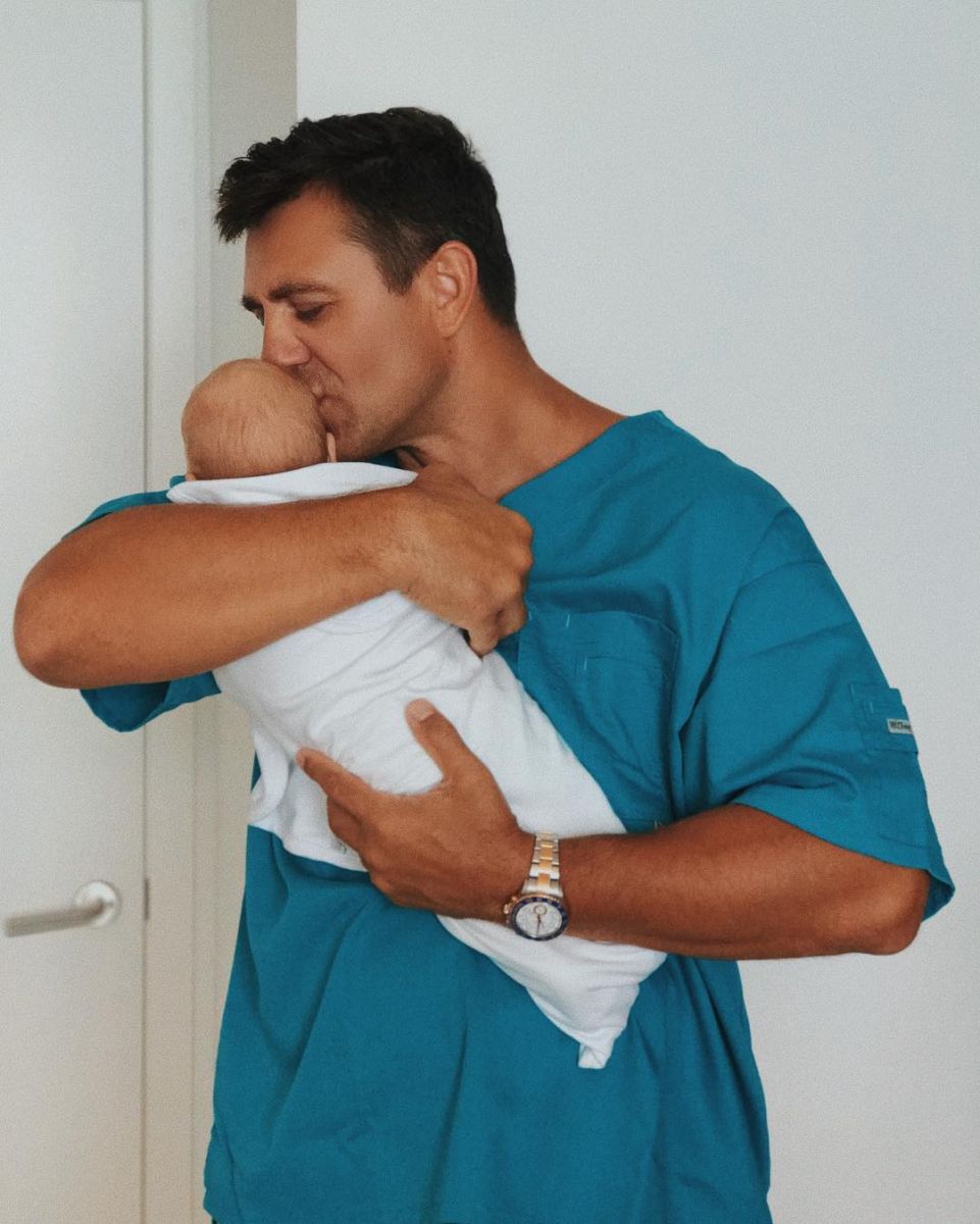 Николай Тищенко с новорожденным сыном 