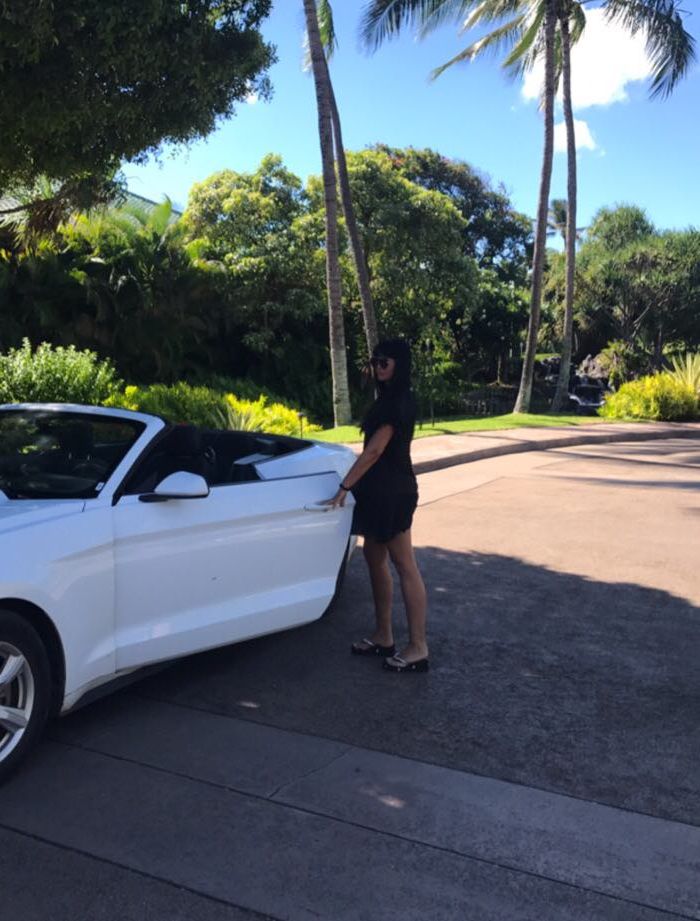 Ассия Ахат отдохнула на Гавайях и искупалась в океане с акулами