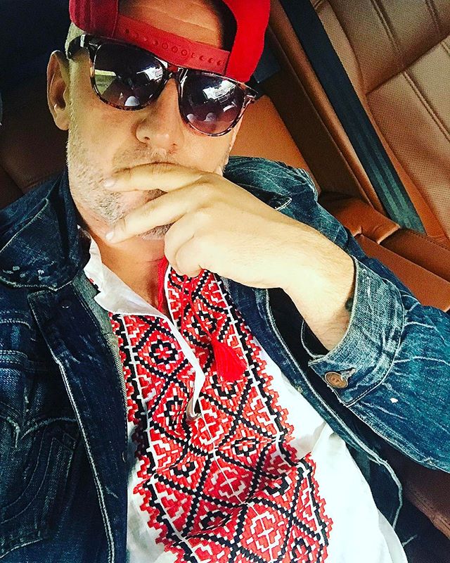 День вышиванки: звезды позируют в нарядах с украинскими орнаментами