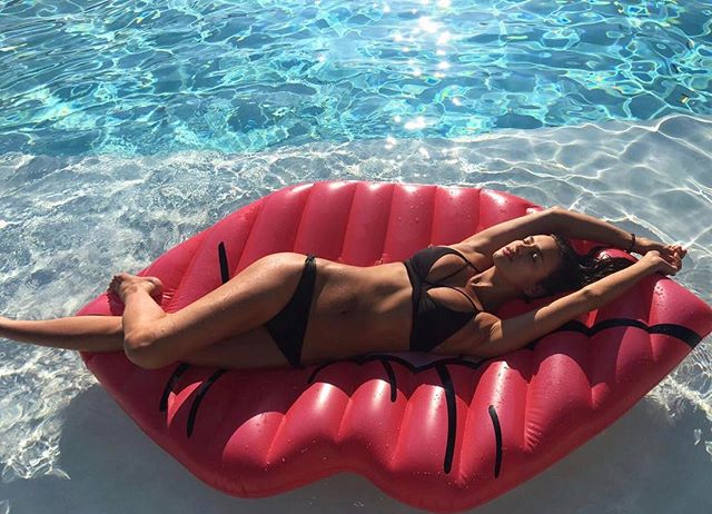 Привет из тропиков: Ирина Шейк опубликовала фото с отдыха