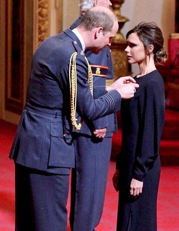 Принц Уильям наградил Викторию Бекхэм орденом Британской империи