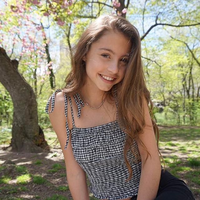 Растет красоткой: Кэтрин Зета-Джонс показала редкие фото 13-летней дочери Кэрис