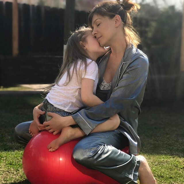 Беременная Елена Подкаминская показала фото в свадебном платье