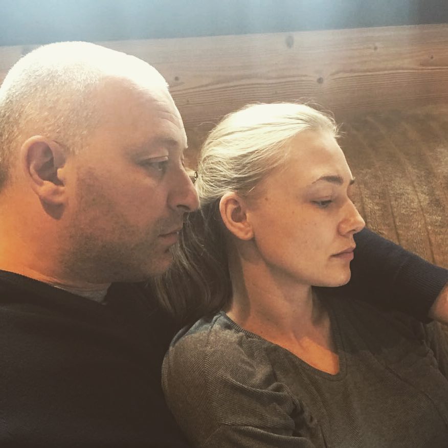 Оксана Акиньшина впервые показала третьего ребенка