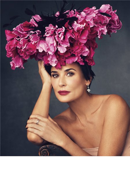  	Дэми Мур, Гвинет Пэлтроу и Николь Ричи снялись в цветочной фотосесси для глянца