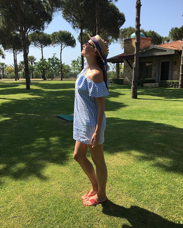 Время для релакса: Катя Осадчая радует поклонников яркими фото с отпуска