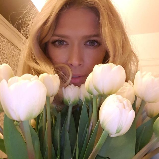 Неожиданно: Вера Брежнева перекрасила волосы в розовый цвет