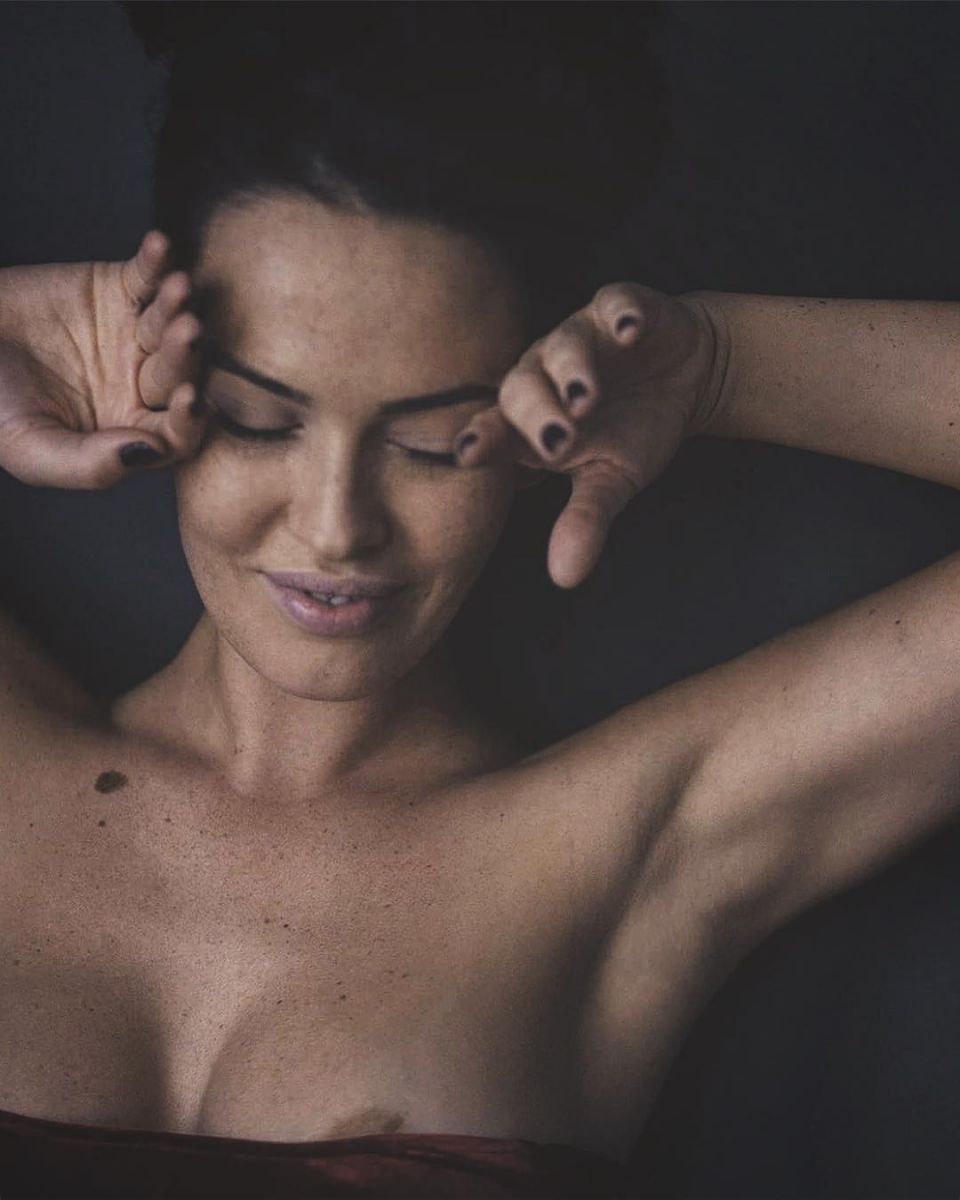Сама нежность: Даша Астафьева поделилась откровенным фото с оголенной грудью