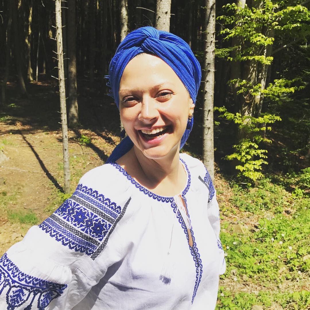 День вышиванки: звезды позируют в нарядах с украинскими орнаментами