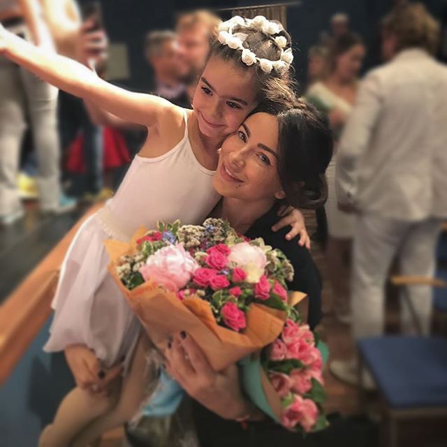 Редкий кадр: Ани Лорак показала 3-месячную дочь и себя после беременности