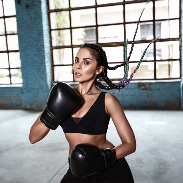 Откровенное закулисье: Настя Каменских соблазняет облегающим боди