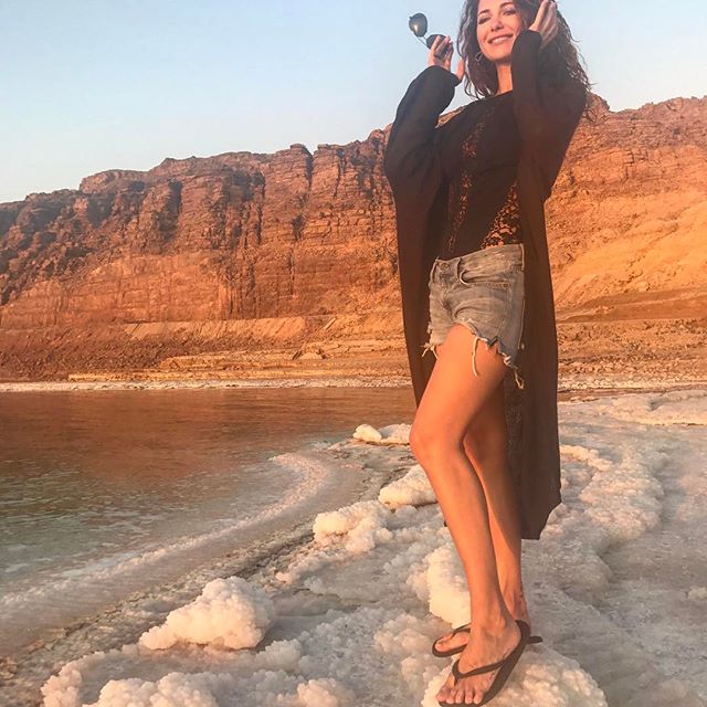 Стройная Екатерина Климова засыпала сеть пляжными снимками с детьми