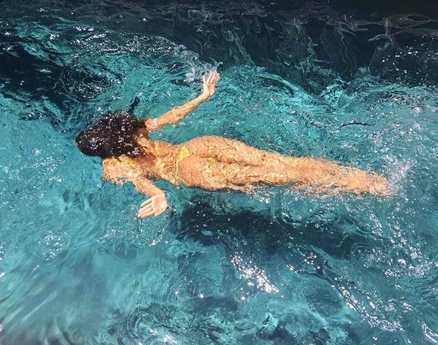 Пикантный кадр: молодая мама Ирина Шейк показала фото в бикини