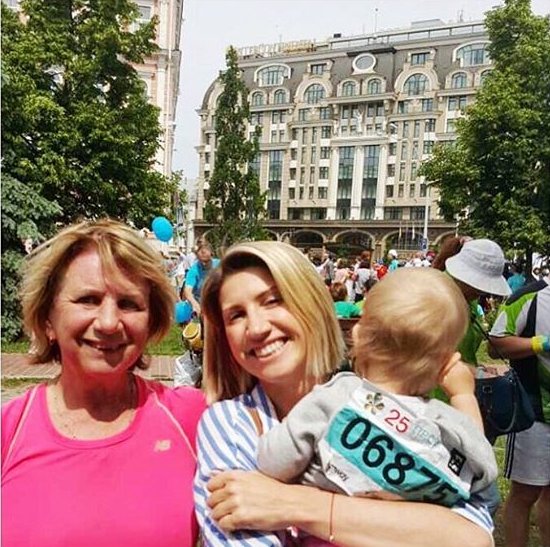 Гордая дочь: мама Аниты Луценко в 62 года пробежала марафон