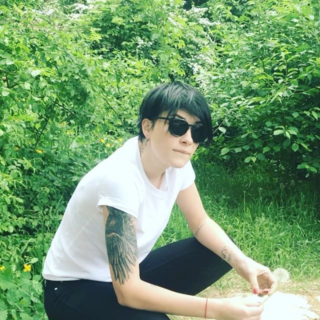 Как рок-дива: Настя Приходько засыпала сеть снимками в дерзком образе