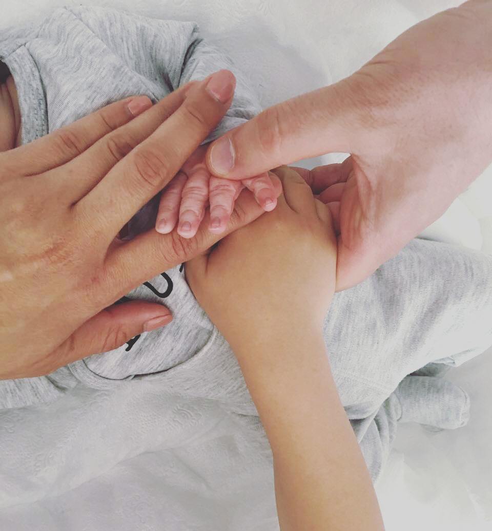 Дорогие подарки и множество цветов: жену Григория Решетника и их новорожденного сына выписали из роддома