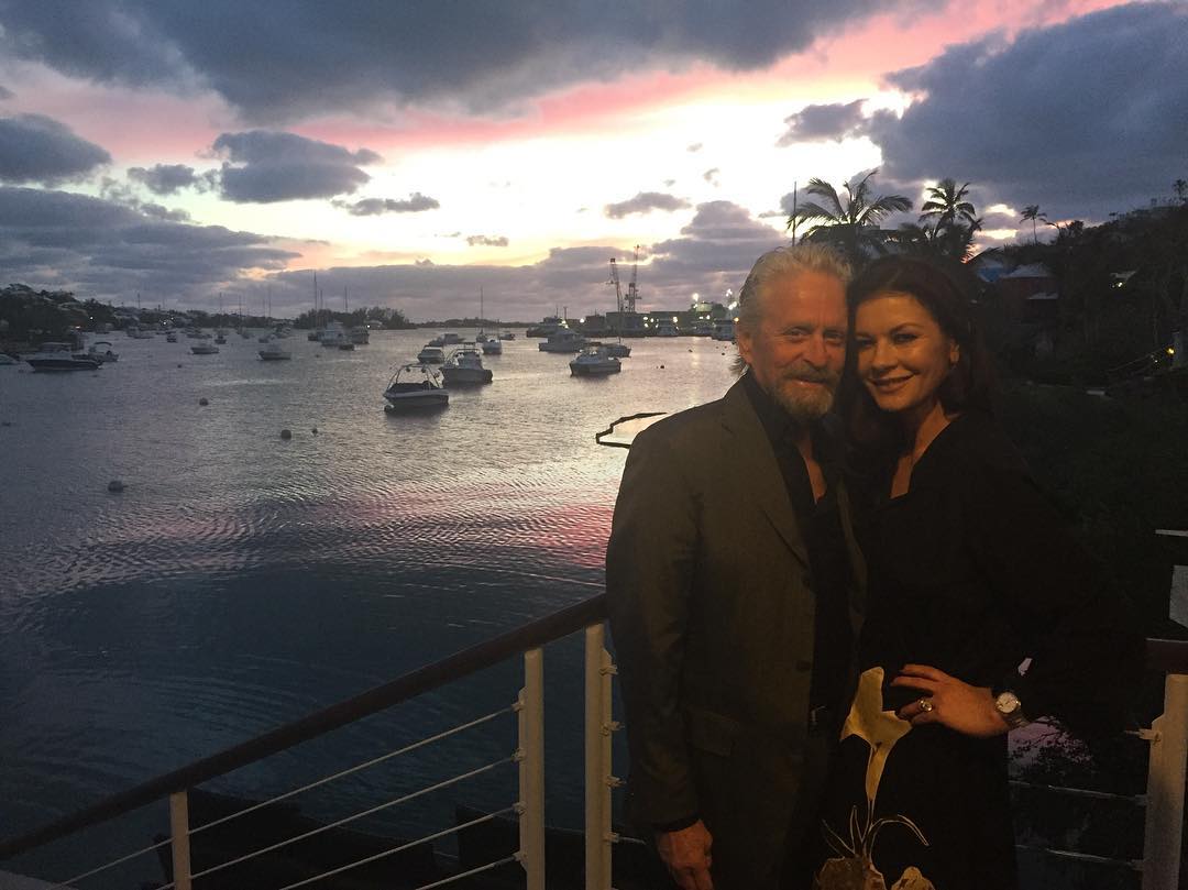 В гостях у знаменитости: Кэтрин Зета-Джонс показала свою роскошную кухню