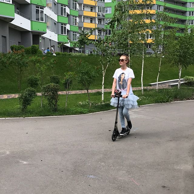 Слава Каминская беременна в третий раз? В сети обсуждают округлившийся живот артистки