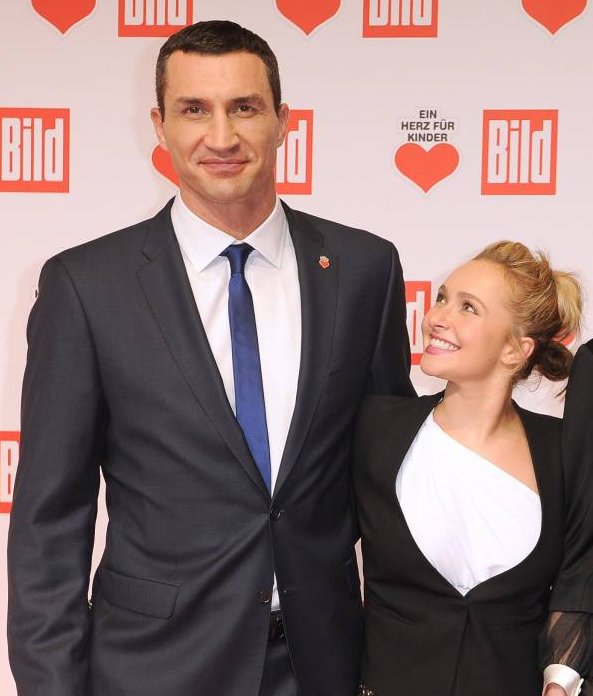 Невеста Владимира Кличко поделилась умилительным снимком их порошей дочери