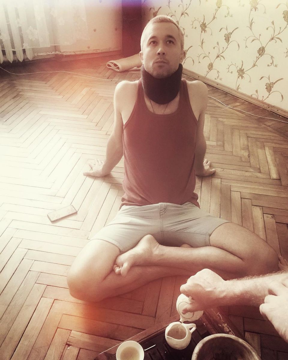 Вот это гибкость: Сергей Бабкин с женой занимаются парной йогой