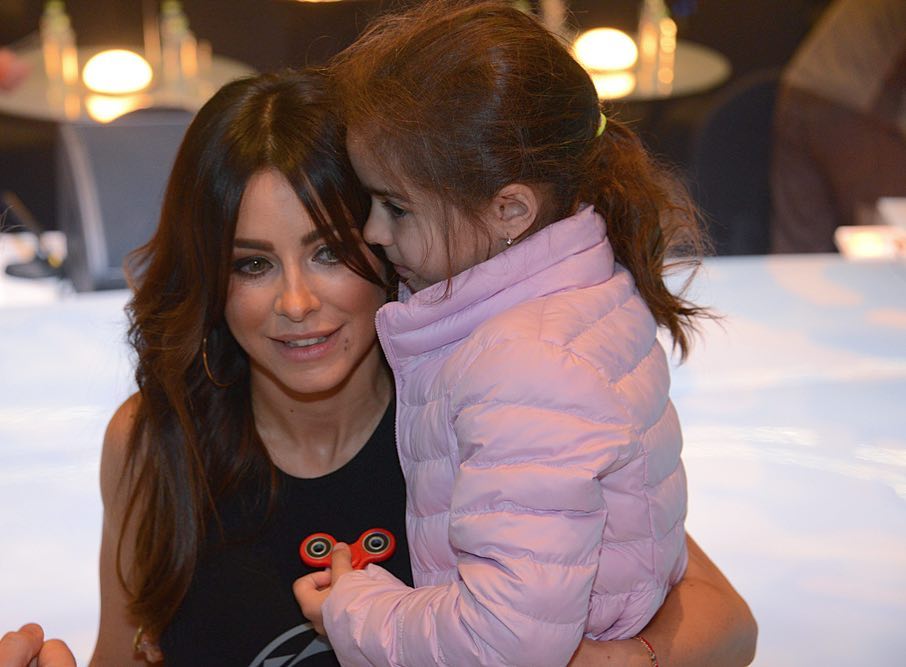 Самые сладкие объятия: Ани Лорак поделилась нежным фото с дочерью