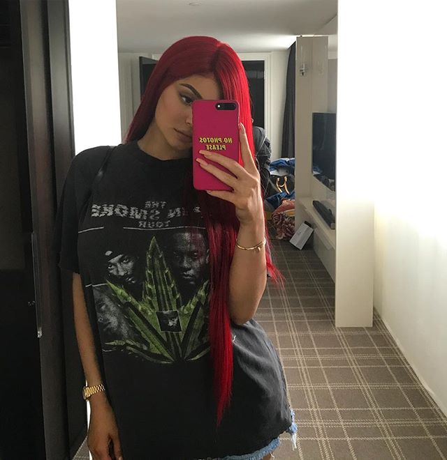 Смело: Кайли Дженнер перекрасила волосы в красный цвет