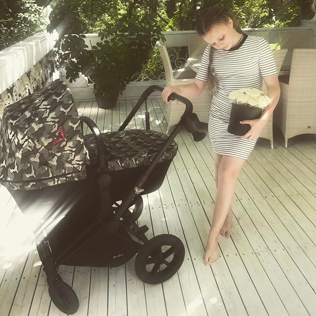 Фотофакт: Ольга Фреймут делает покупки в магазине с подросшим сыном