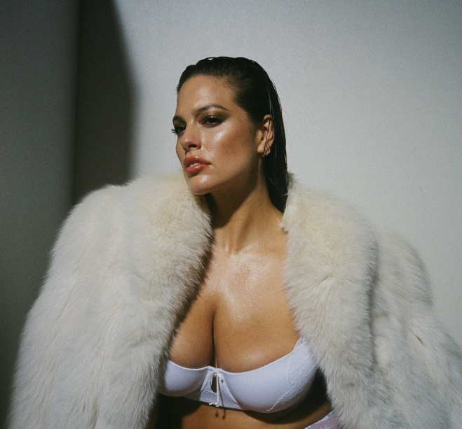 Эшли Грэм взорвала сеть новой порцией горячих фото в нижнем белье