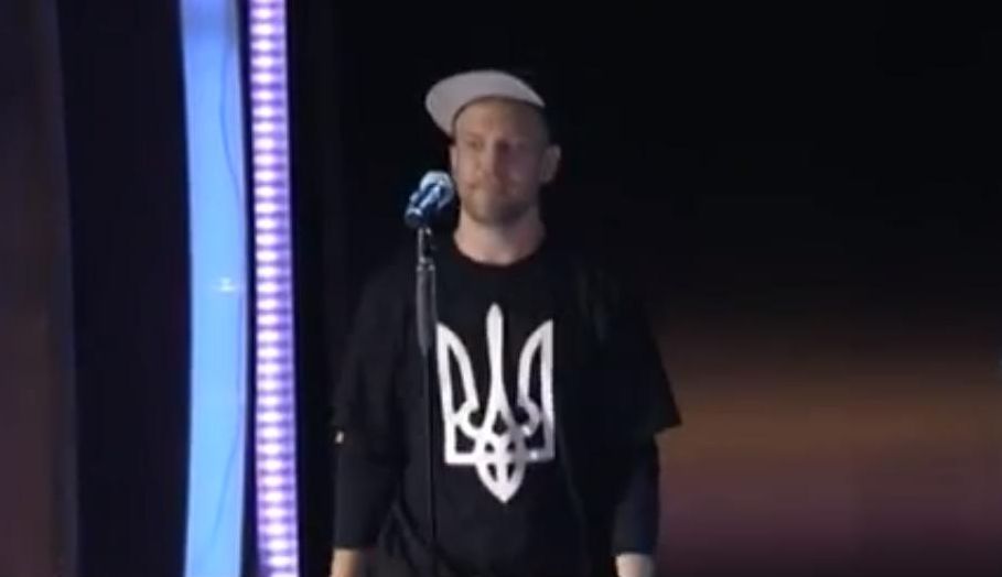 Иван Дорн в футболке с гербом Украины на Новой волне