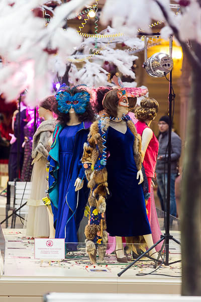 В числе жемчужин коллекции алое коктейльное платье из нейлона Клары Лучко, в котором актриса блистала в 1955 году на Каннском кинофестивале и из-за цвета и объема европейские папарацци прозвали наряд &laquo;красной бомбой&raquo;. Невозможно обойти вниманием ансамбль из набивного шелка с воланами из гардероба Майи Плисецкой, подаренного ей лично Пьером Карденом, музой которого она являлась на протяжении многих лет.