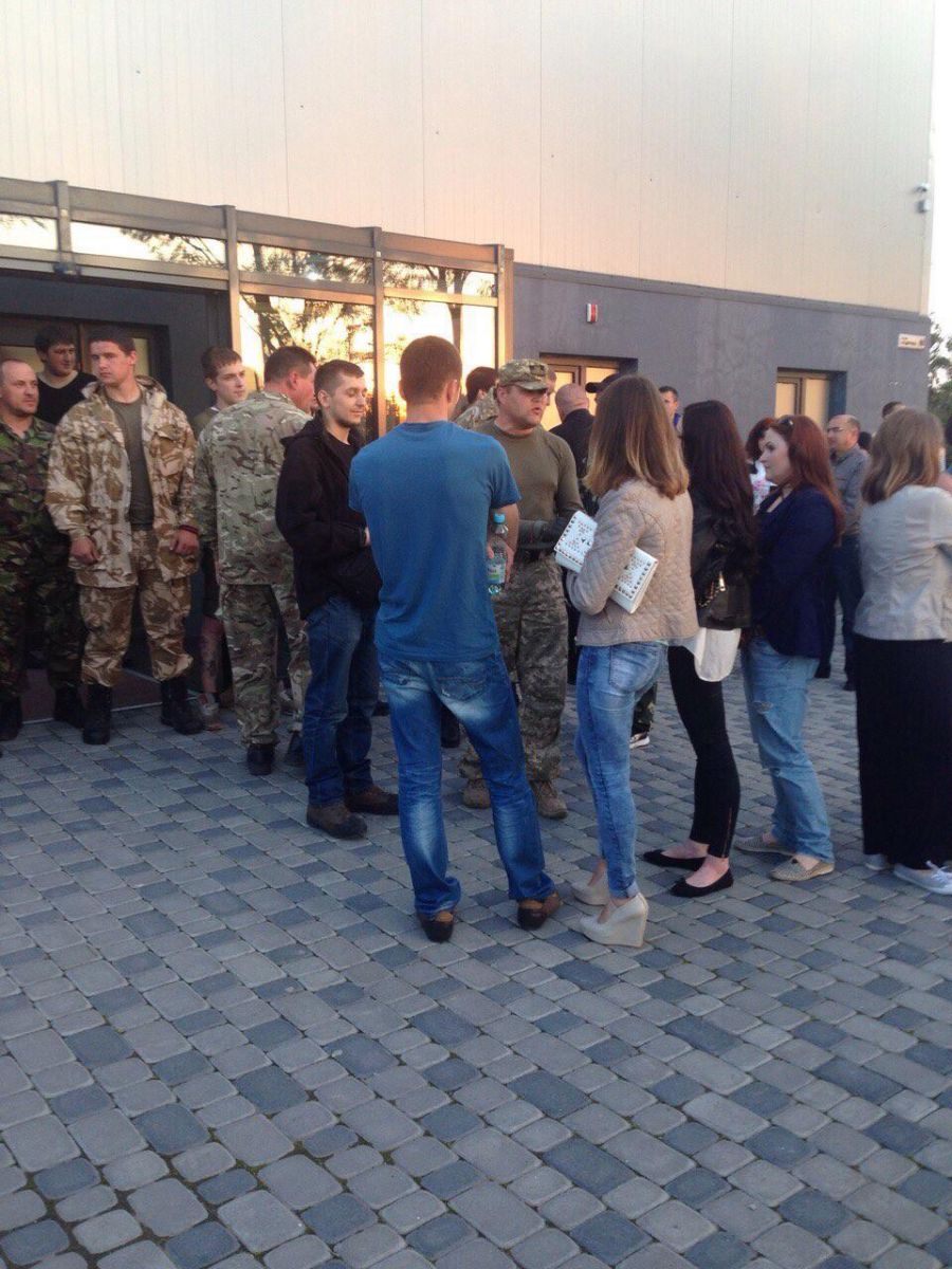 Вооруженные люди требуют Светлану Лободу отменить концерт в Ивано-Франковске